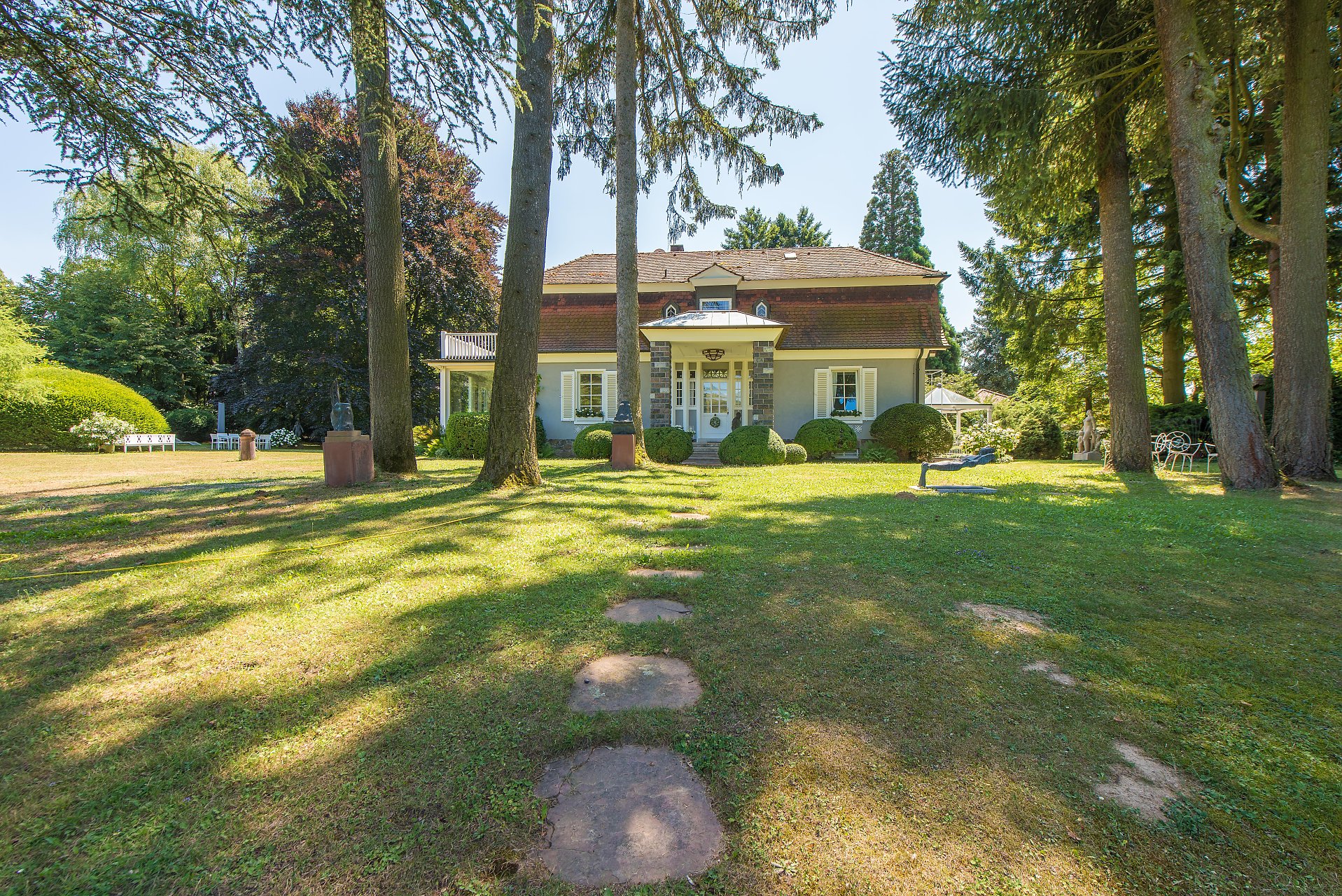 Bensheim Villa mit Gästehaus im privaten Kunstpark aus der Zeit des Art Deco - Oliver Reifferscheid - Immobilienmakler Darmstadt
