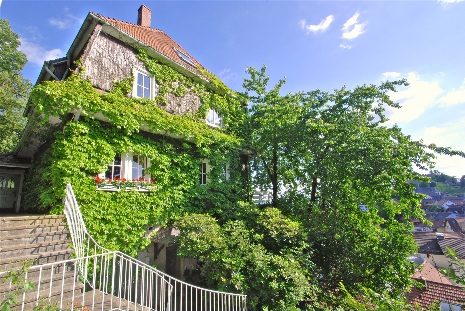 Nord-Westansicht der freistehenden Villa. - Oliver Reifferscheid - Immobilienmakler Darmstadt