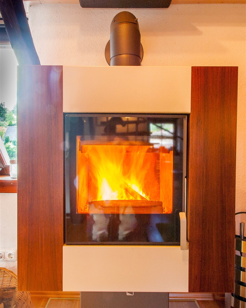 Schicker, moderner Holzkamin direkt neben der Küche. Der Kamin stammt aus dem Jahr ca. 2009 und hat damals ca. 4.300,- € gekostet. Der Kamin ist im Kaufpreis des Hauses enthalten. - Oliver Reifferscheid - Immobilienmakler Darmstadt