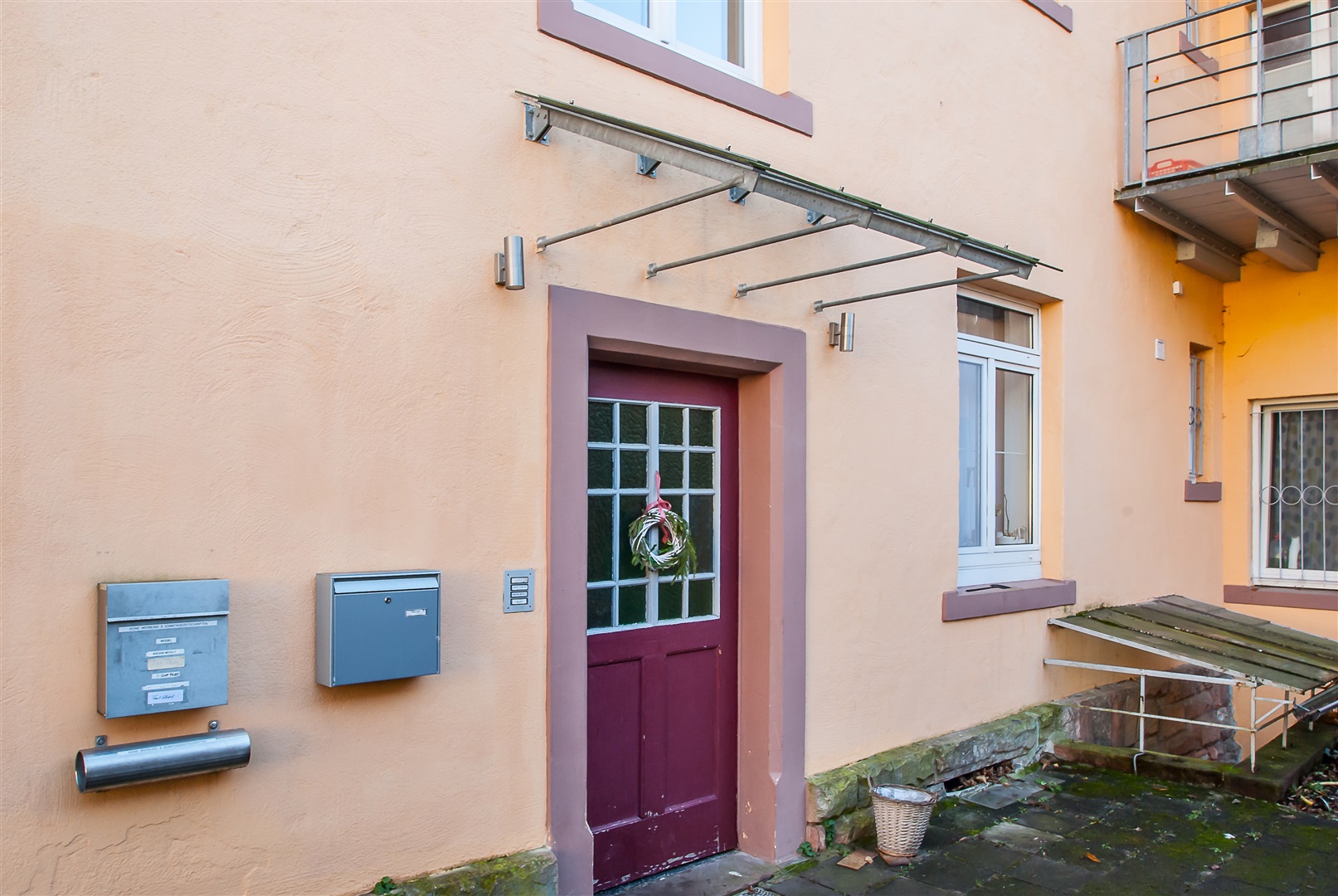 Haupteingang ins Treppenhaus - Oliver Reifferscheid - Immobilienmakler Darmstadt