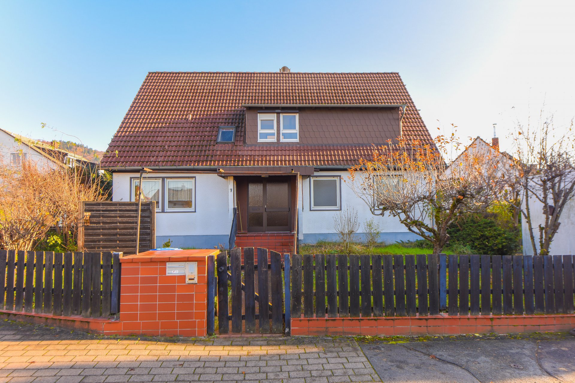 Seeheim - Großes Ein-, Zweifamilienhaus mit großer Garage und Grün drumherum