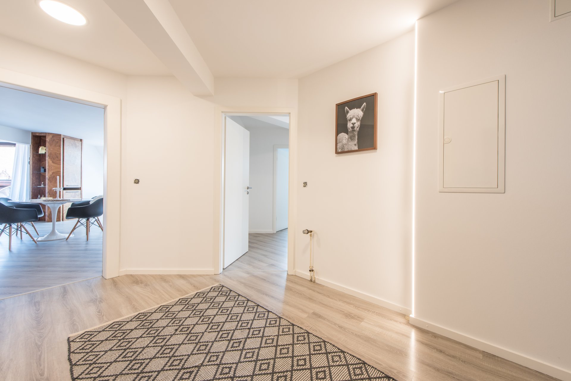 Eingangsbereich mit LED Leiste - Oliver Reifferscheid - Immobilienmakler Darmstadt