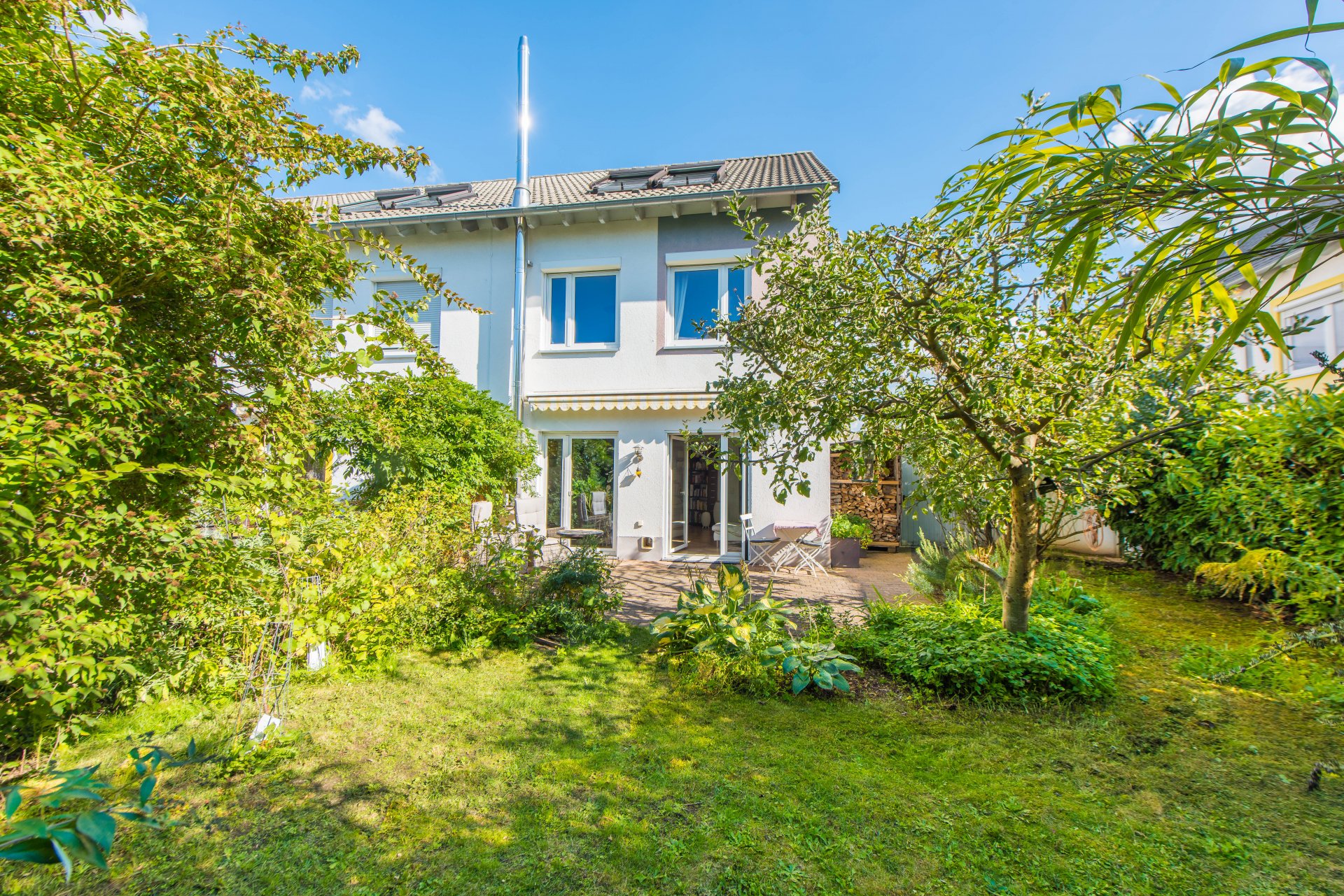 Erzhausen - Reihenendhaus als echtes Raumwunder mit großen Kinderzimmern, Kamin und großem Garten