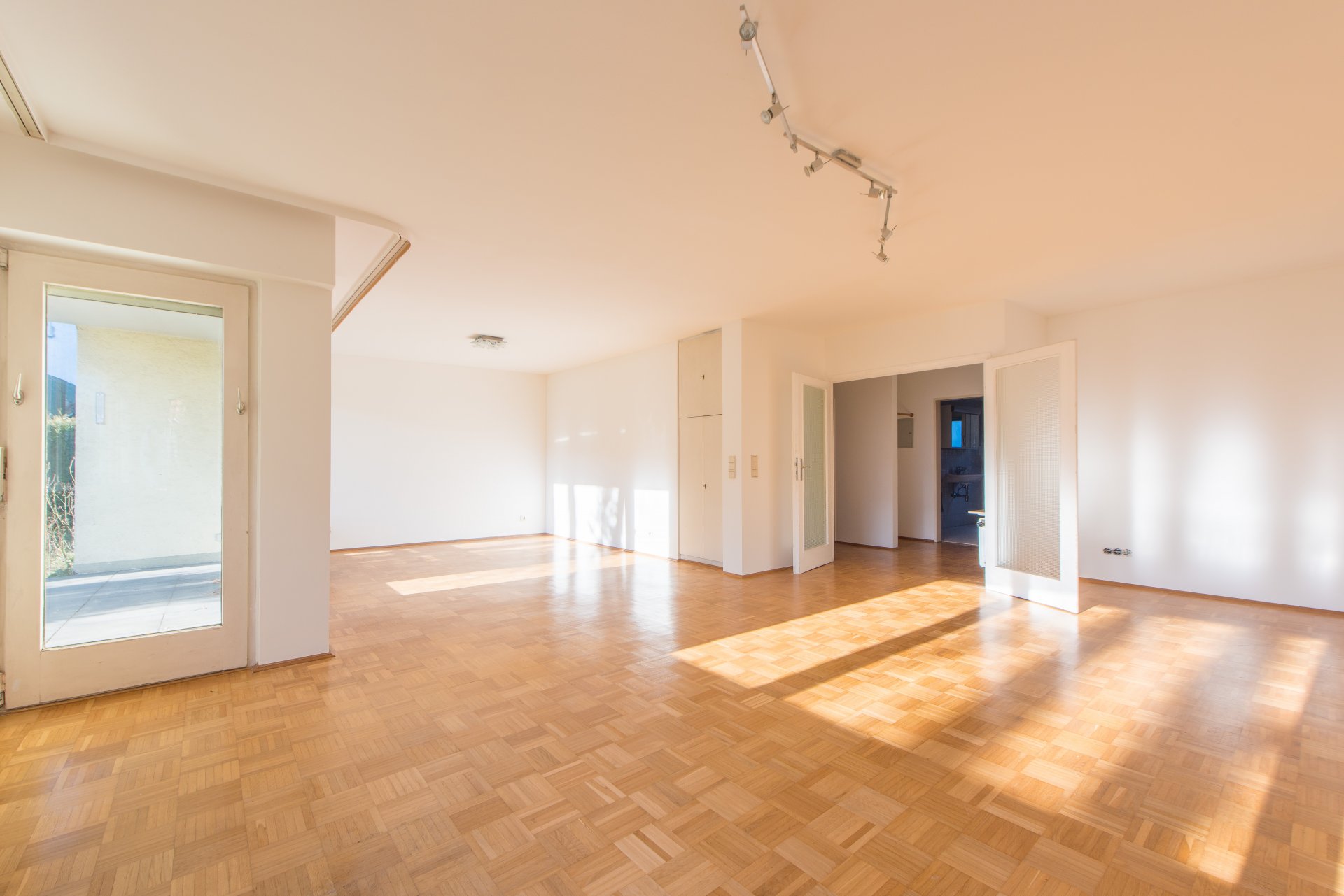 Frankfurt Sachsenhausen - Gartenohnung, 2 Gärten, 2 Küchen, 4 echte Zimmer und 1 Preis in sehr guter Lage