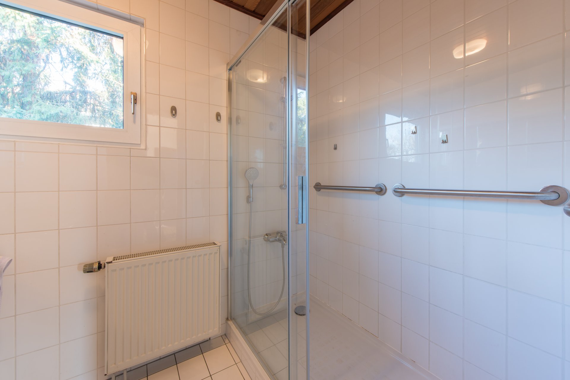 Große bodengleiche Dusche - Oliver Reifferscheid - Immobilienmakler Darmstadt