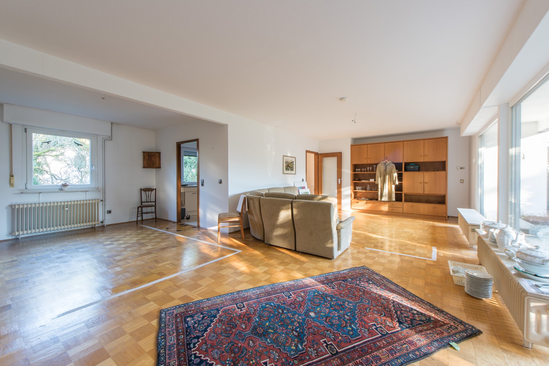 Großer Wohn- Essraum mit Vollholzparkett Verlegeart Mosaik in Eiche - Oliver Reifferscheid - Immobilienmakler Darmstadt