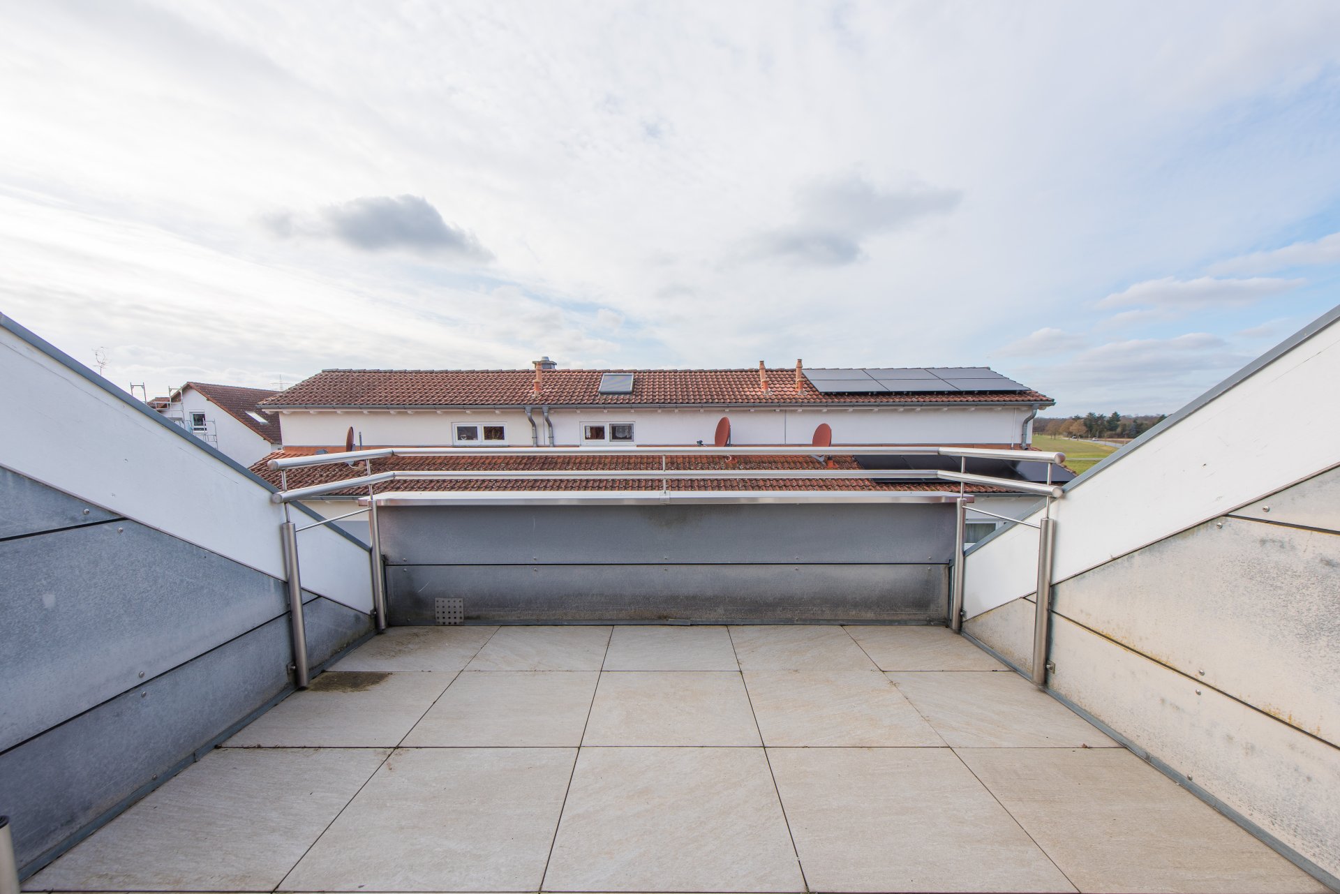 Tiefe Loggia mit Platz für einen kleinen Esstisch - Oliver Reifferscheid - Immobilienmakler Darmstadt