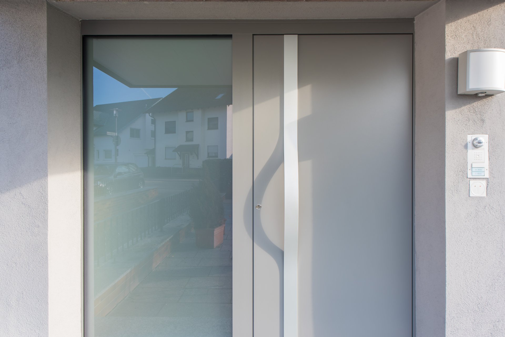 Moderne Haustür mit Video außen - Oliver Reifferscheid - Immobilienmakler Darmstadt