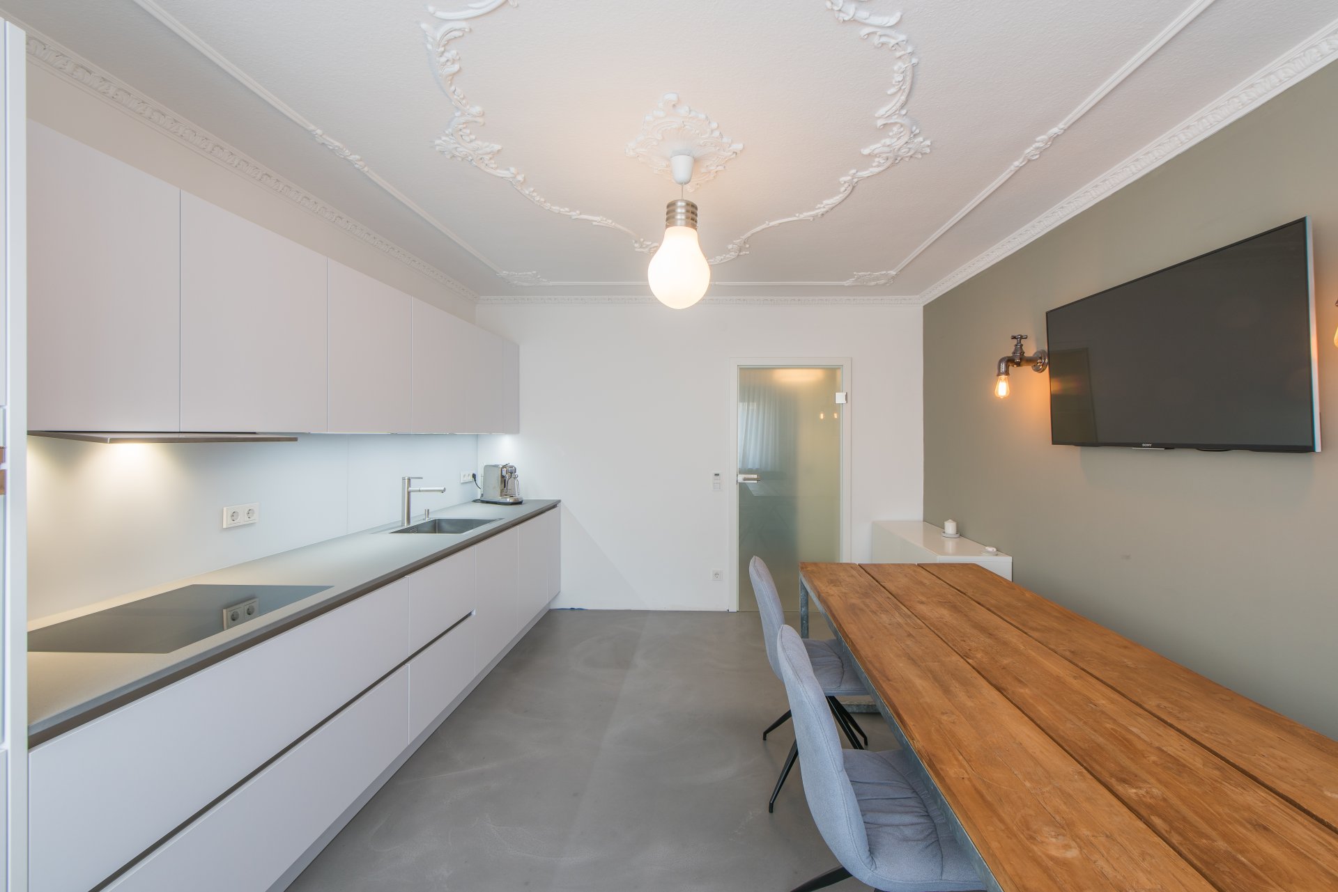 Spüle und Induktion deckungsgleich in die Arbeitsplatte eingelassen - Oliver Reifferscheid - Immobilienmakler Darmstadt