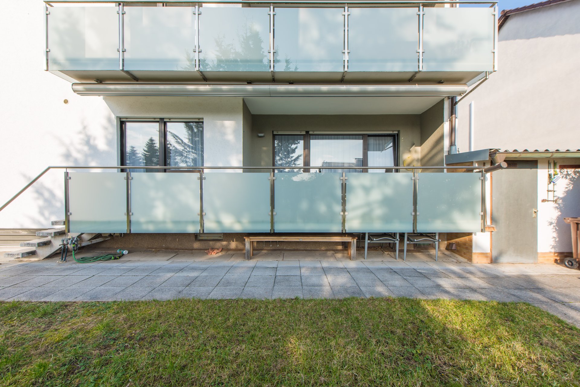 Moderne Milchglasgeländer am Haus - Oliver Reifferscheid - Immobilienmakler Darmstadt